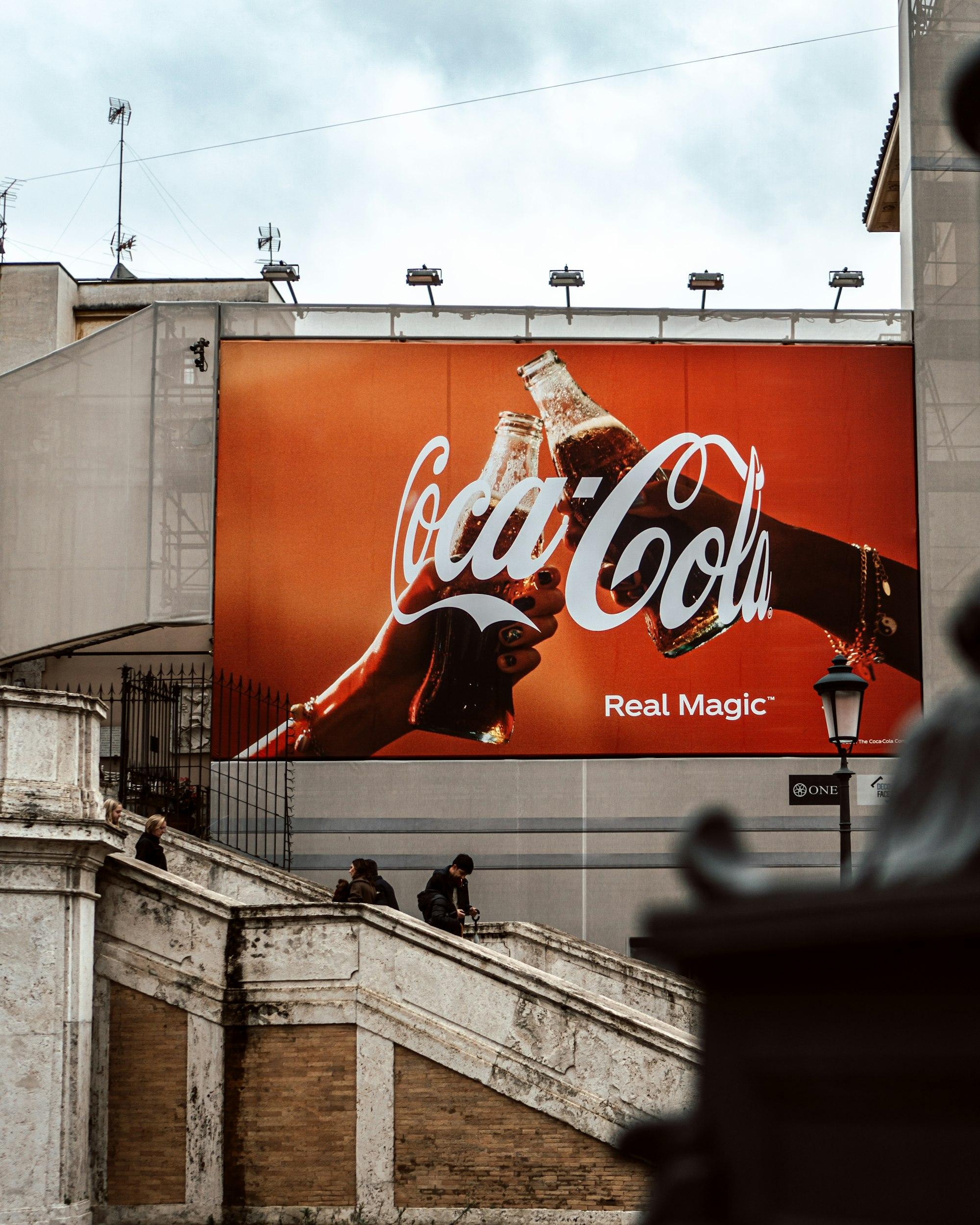 Grande affissione Coca-Cola sulla facciata di un edificio