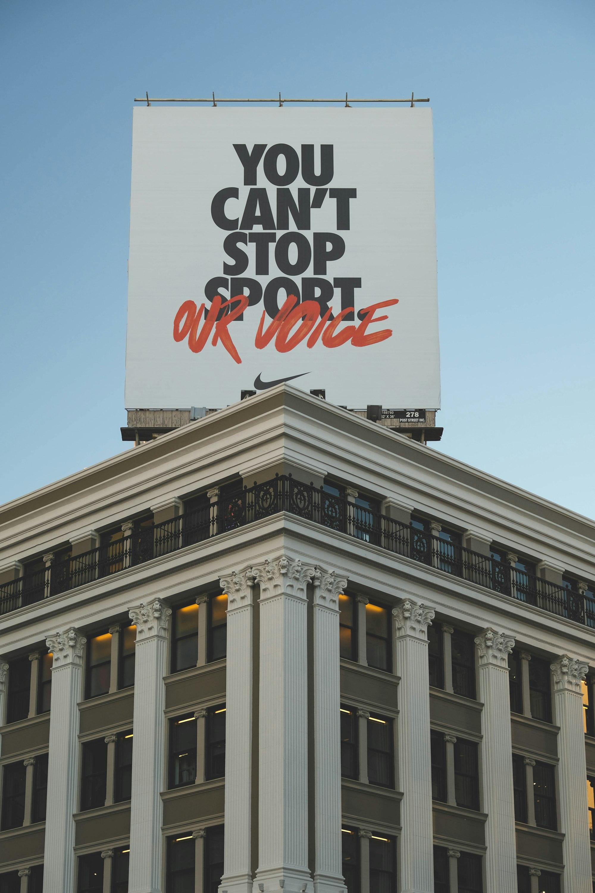 Cartellone sul tetto di un palazzo storico a New York