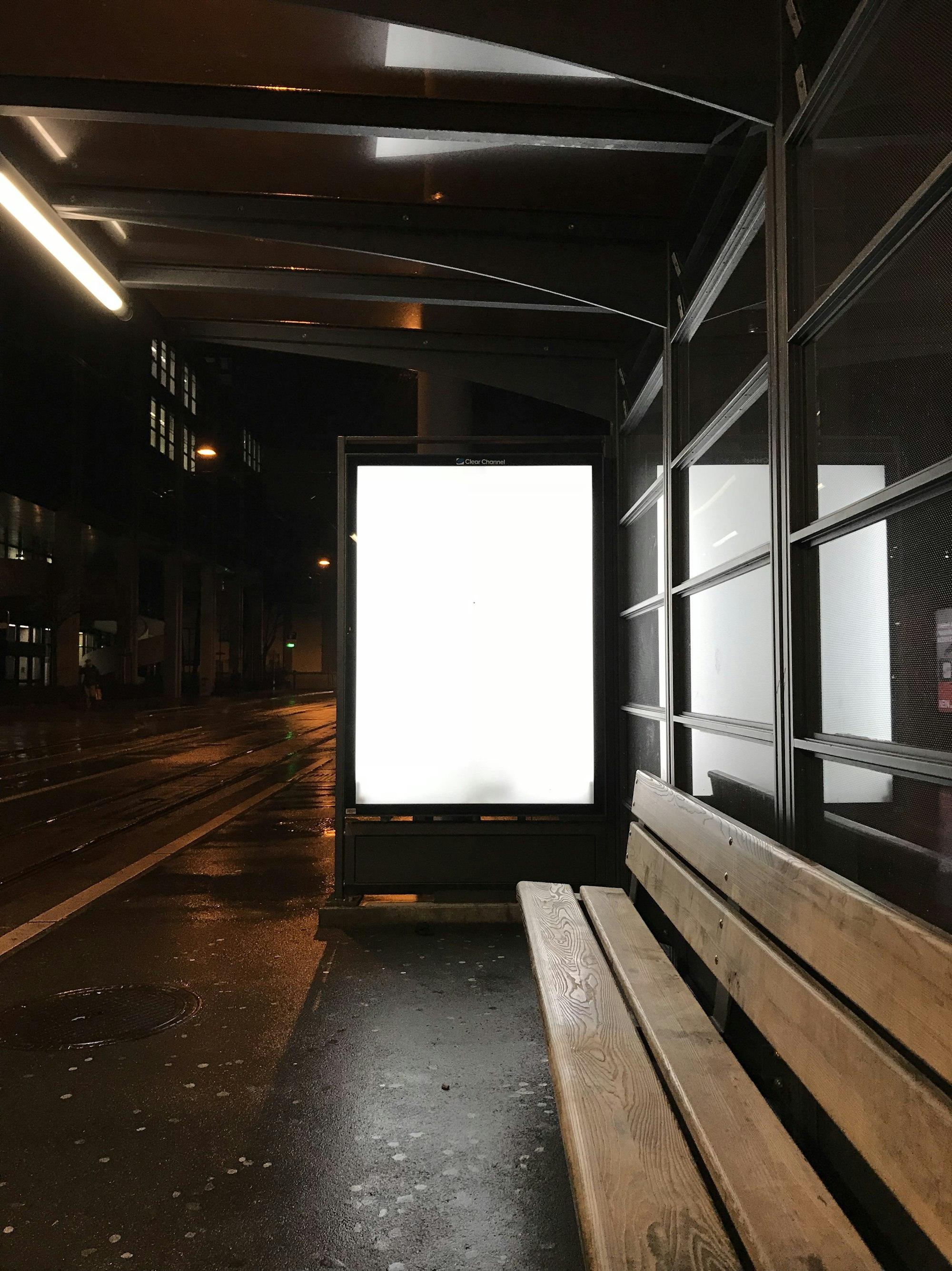 Pensilina con impianto retroilluminato di notte