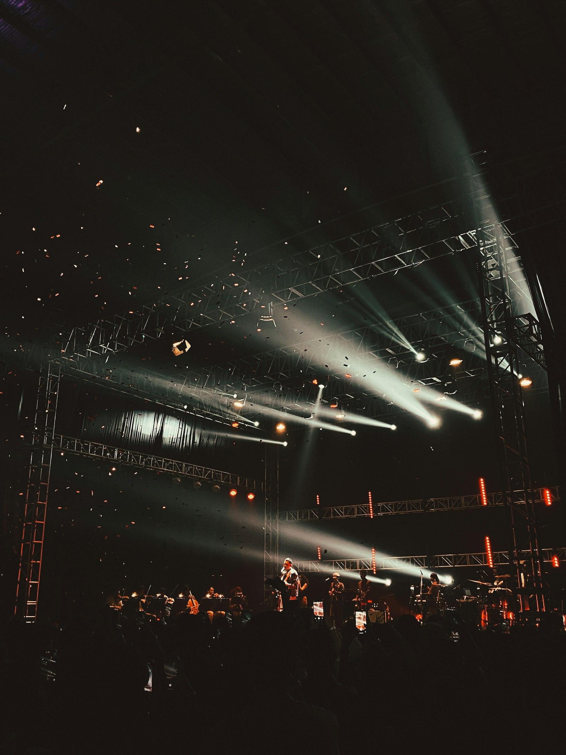 Palco illuminato durante un evento