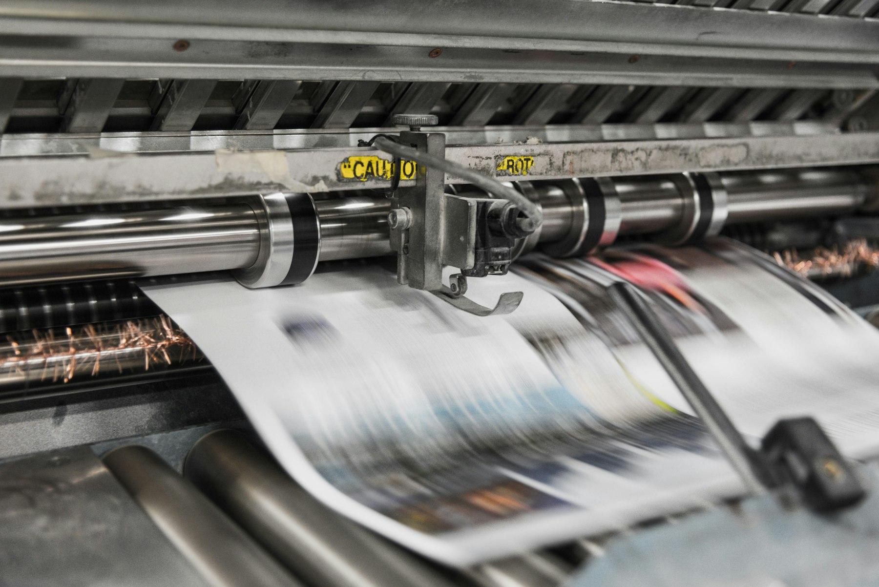 Rotativa che stampa un quotidiano