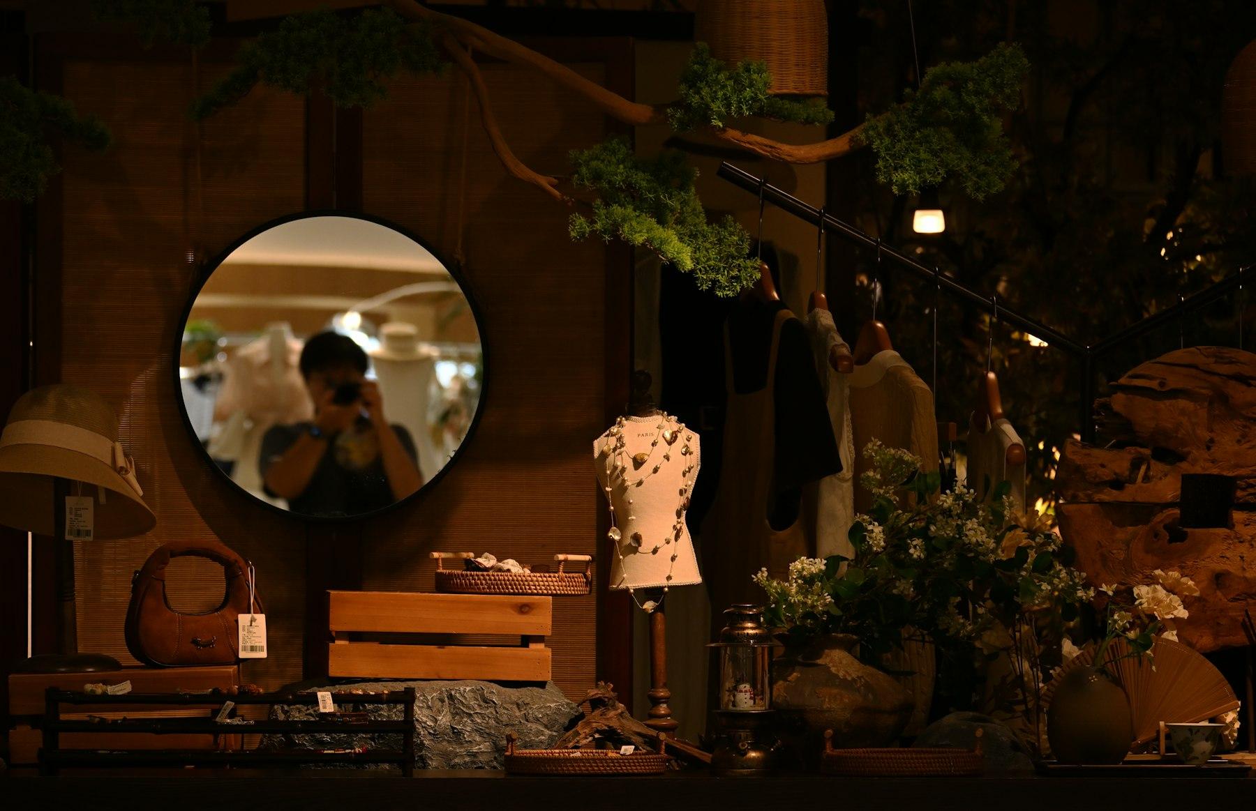 Interno di una boutique in penombra
