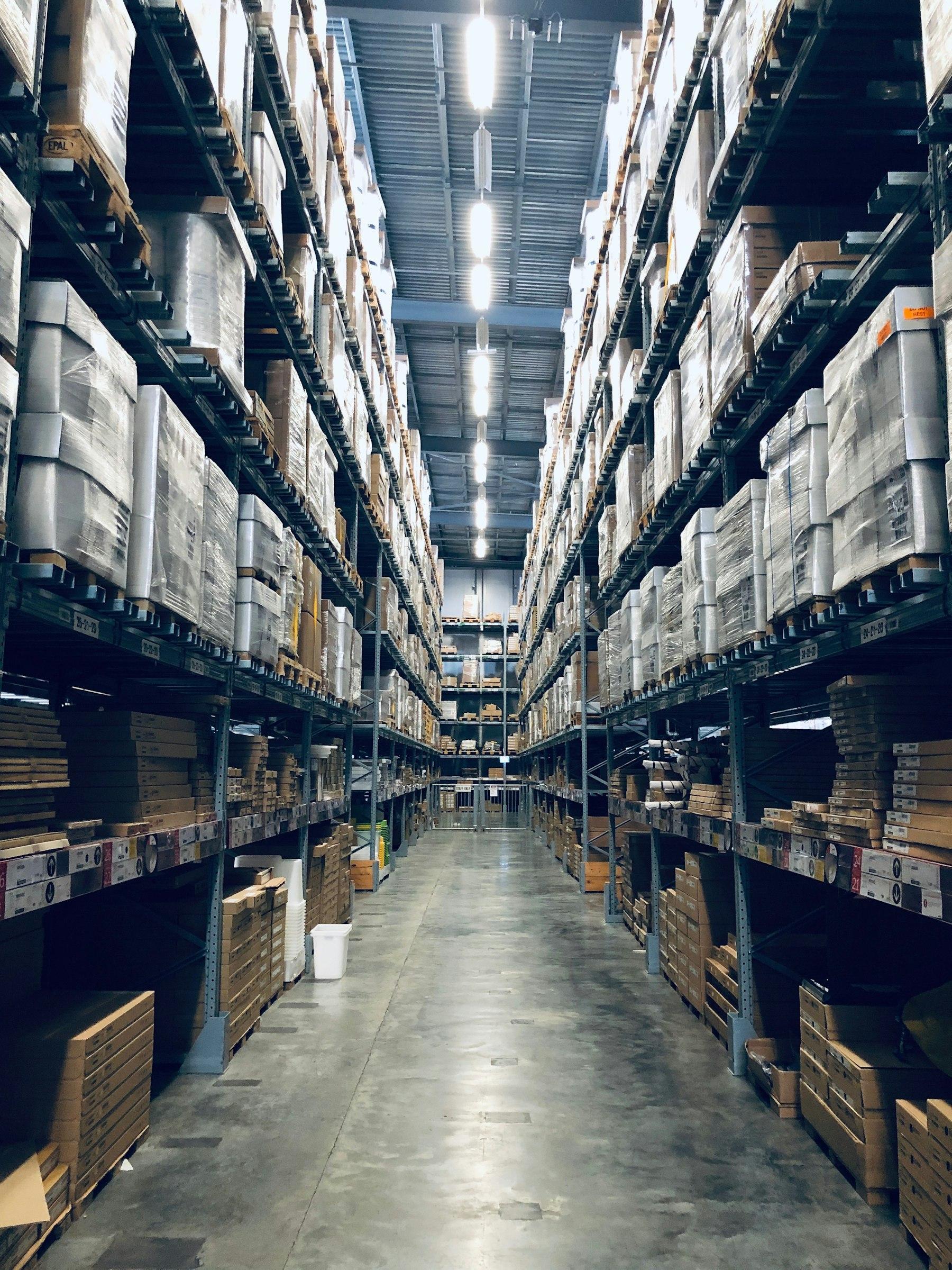 Corsia di un magazzino con scaffalature